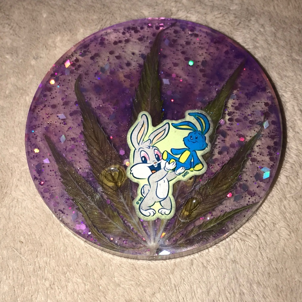 Custom epoxy red eyed baby bugs bunny 🐰 coaster with my favorite leaf 🍁